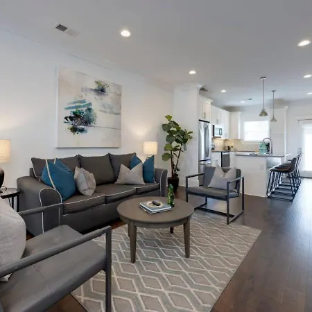 Ten Minutes To Broadway Stylish Gated Townhome